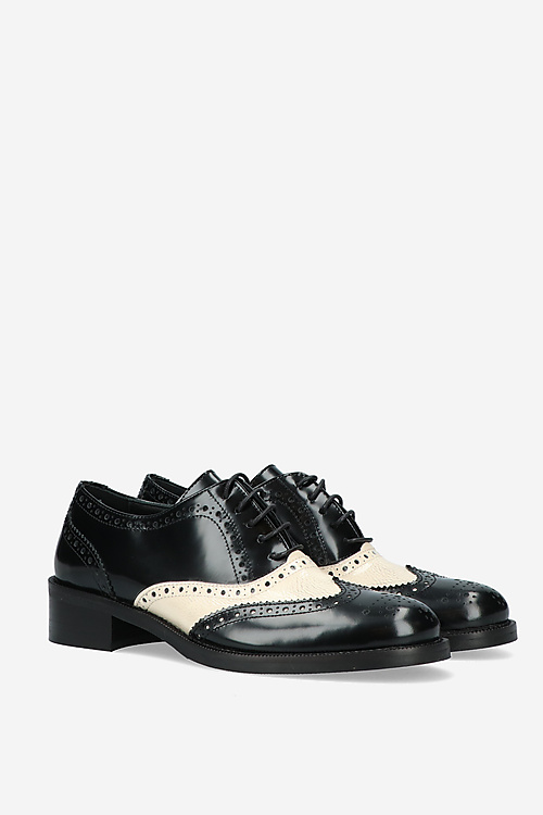 Laura Ricci Laced shoes Black